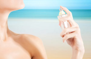 Pode ou não pode usar perfume na praia?